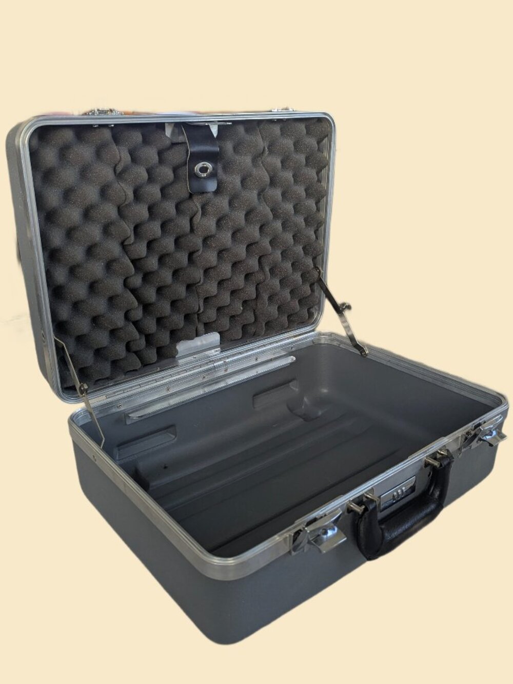 Vintage Hardshell - Combo Lock case - with inside padding